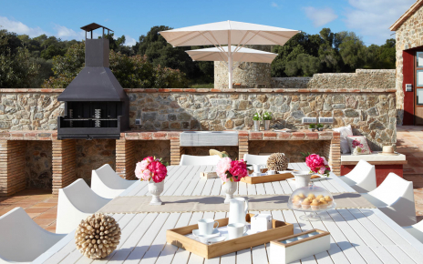 Comedor al aire libre junto a la cocina y barbacoa 